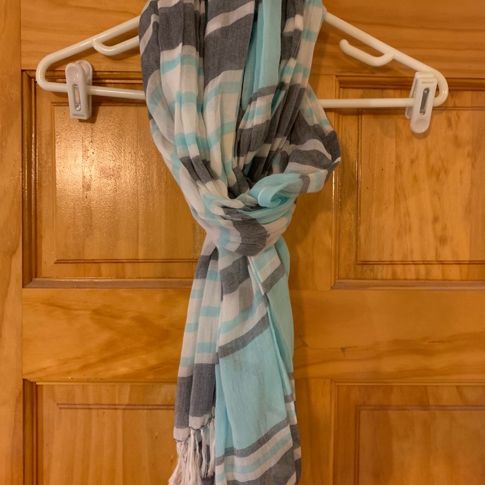 Abercrombie & Fitch lightweight spring scarf